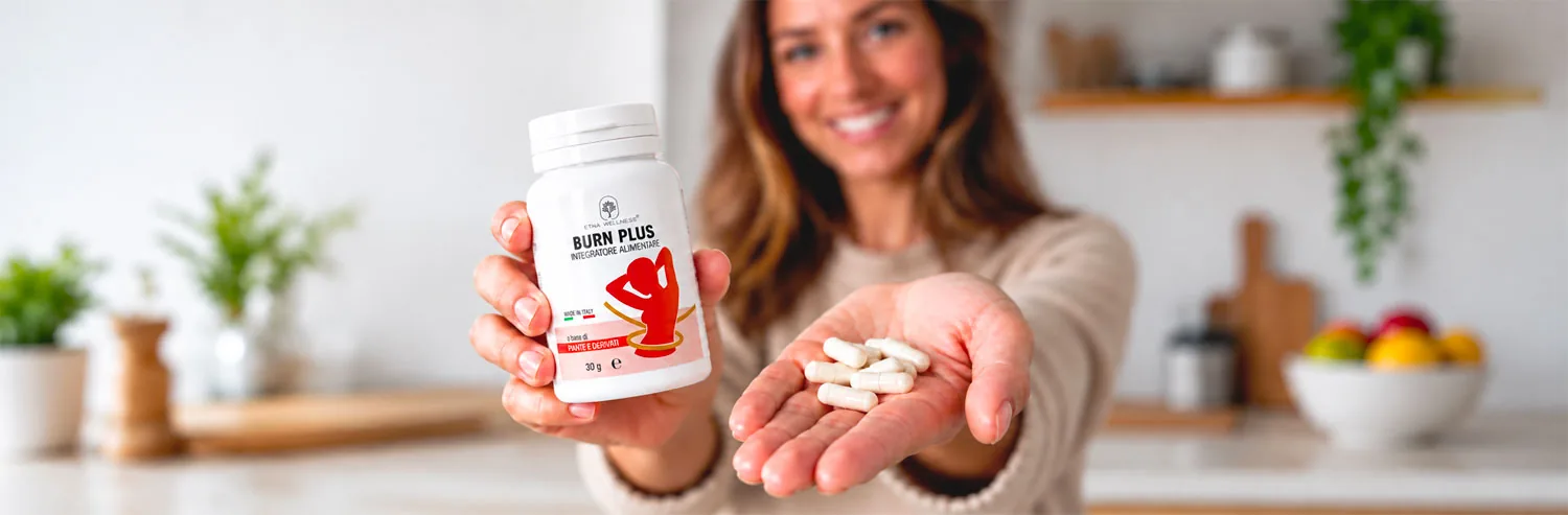 Donna che mostra l'integratore Burn Plus e le sue capsule